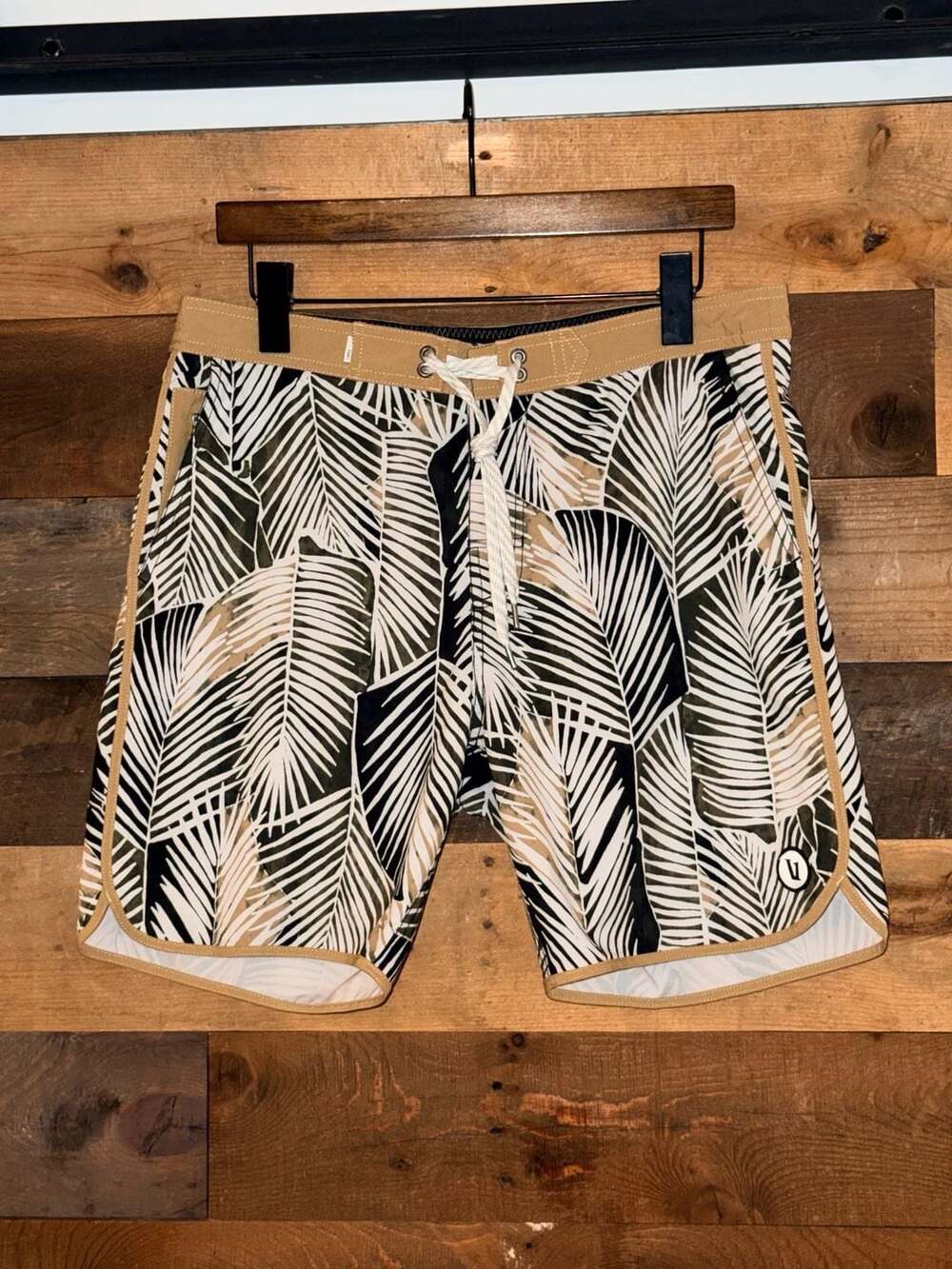 Vuori Mens 32 Cruise Boardshorts Palm Leaf Print 9644